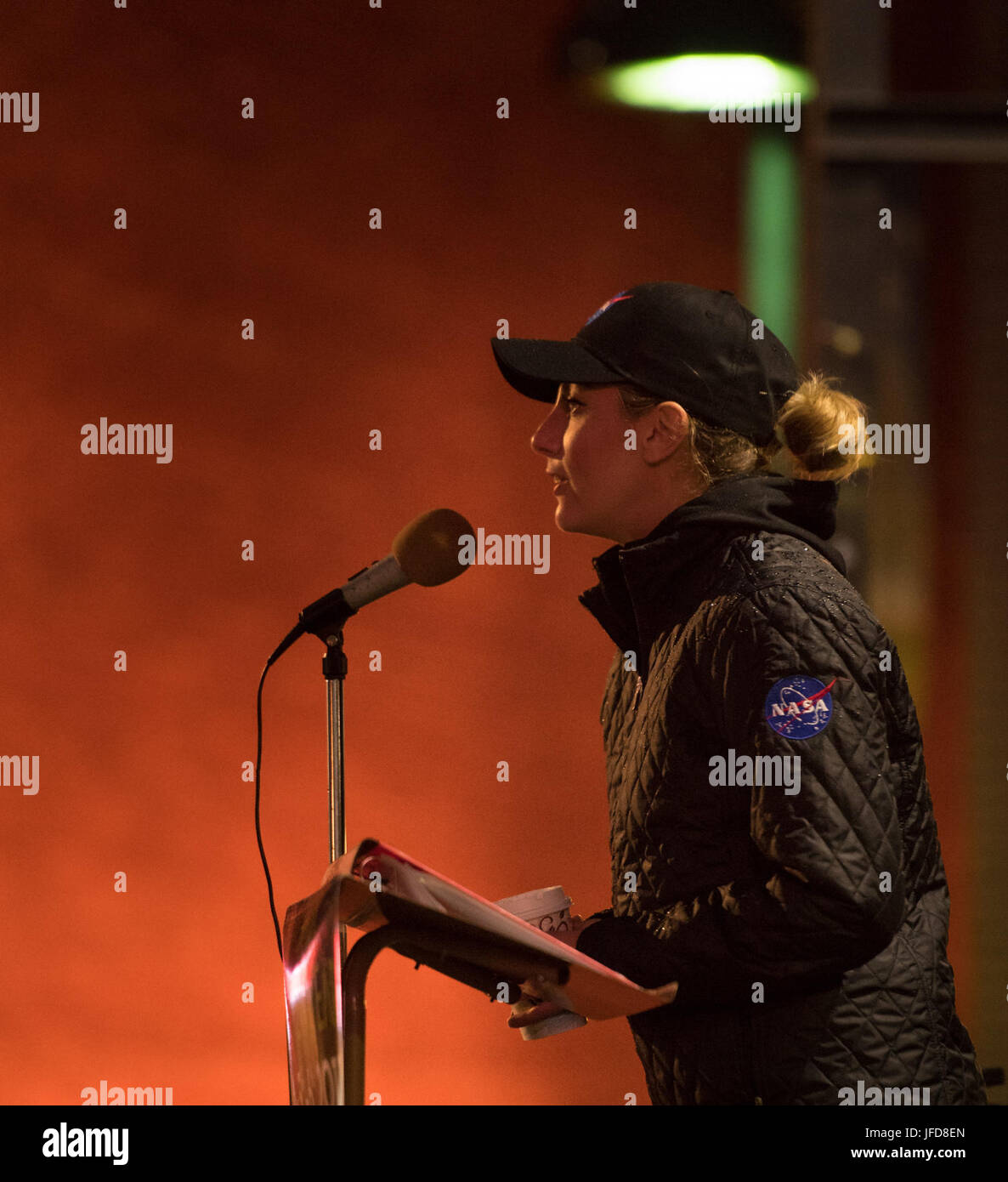 Katie Beckwith, Material- und Prozessingenieurin des Jet Propulsion Laboratory der NASA, spricht während der Mars Neujahrsfeier in Mars, Pennsylvania. Die Veranstaltung bietet DAMPFAKTIVITÄTEN, um junge Köpfe aus den Bereichen Wissenschaft, Technik, Ingenieurwesen, Kunst und Mathematik zu inspirieren. Stockfoto