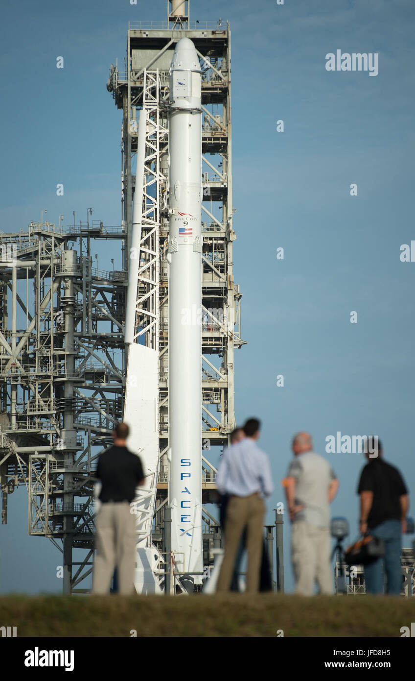 Die Falcon-9-Rakete der SpaceX wurde vertikal im Kennedy Space Center der NASA aufgestellt. Die Dragon-Raumsonde transportierte über 6.000 Pfund Forschung, Besatzungsbedarf und Hardware zur Internationalen Raumstation. Stockfoto