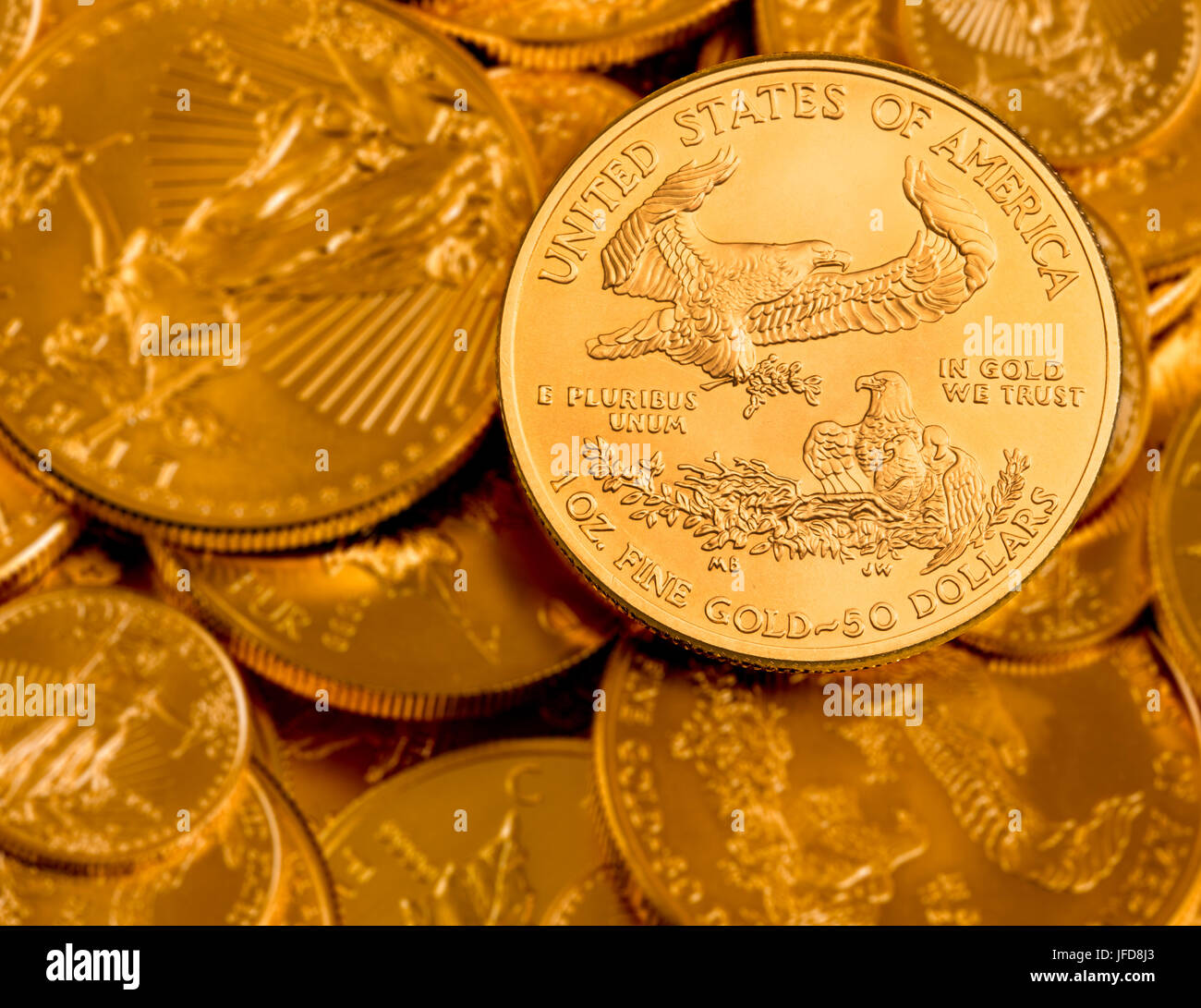 Münze mit Beschriftung in Gold wir vertrauen Stockfoto