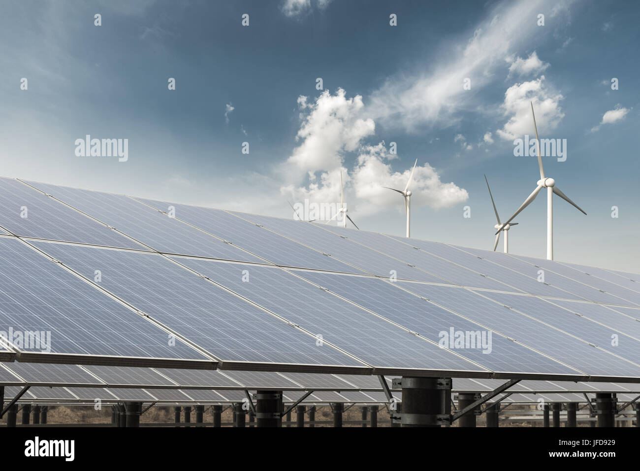 Saubere Energie vor blauem Himmel Stockfoto