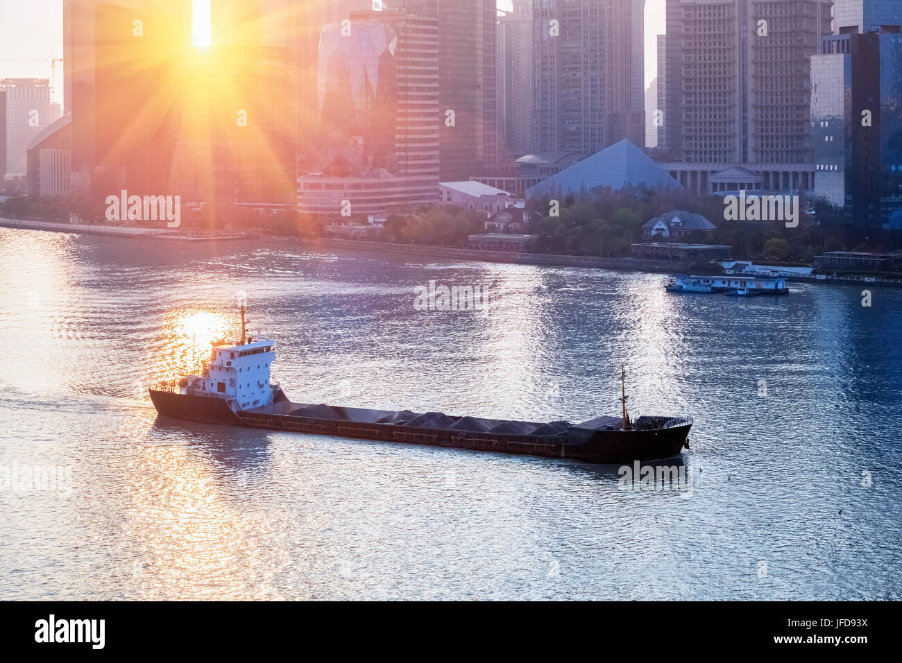 Cargo Schiff in Shanghai. Stockfoto