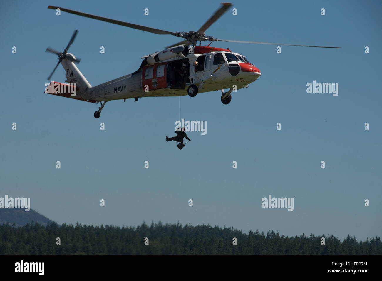 170624-N-CR843-185 OAK HARBOR, Washington (24. Juni 2017) Segler an der Naval Air Station Whidbey Island (NASWI) Such- und Rettungsdienst schnell-Seil aus dem MH-60 Nighthawk Helikopter während eine base Open House in NASWIs Ault Field in Oak Harbor, Washington zugewiesen. 4. jährliche base Open House war ein Oppourtunity für die Öffentlichkeit erfahren Sie Vergangenheit, aktuellen und zukünftigen Operationen bei der Marine nur Air station im pazifischen Nordwesten und feiern den 7. Jahrestag der Gründung der Basis. (Foto: U.S. Navy Mass Communication Specialist 3. Klasse Juan S. Sua/freigegeben) Stockfoto