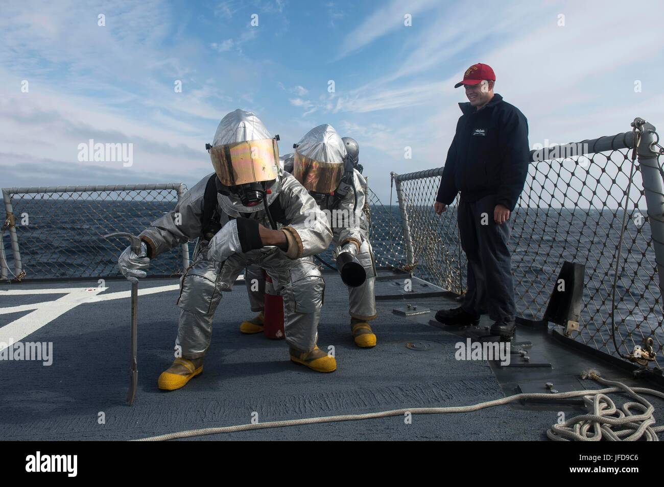 170626-N-FQ994-231 NORDMEER (26. Juni 2017) Rumpf Techniker Feuerwehrmann Aaron Reynolds, Vorder- und Rumpf Techniker Feuerwehrmann Matthew Camp aus South Point, Ohio, üben von Grand Rapids, Michigan, heiße Anzug Mann Manöver an Bord der Arleigh-Burke-Klasse geführte Flugkörper Zerstörer USS Ross (DDG 71) unter der Leitung von Schäden Controlman 1. Klasse Jordan Laporte von Carson City, Nevada, während ein Flugzeug Brandbekämpfung Bohrer , 26. Juni 2017. Ross, vorwärts-eingesetzt in Rota, Spanien, führt Marinebetriebe in den USA 6. Flotte Einsatzgebiet zur Unterstützung US Staatssicherheit Interesse Stockfoto