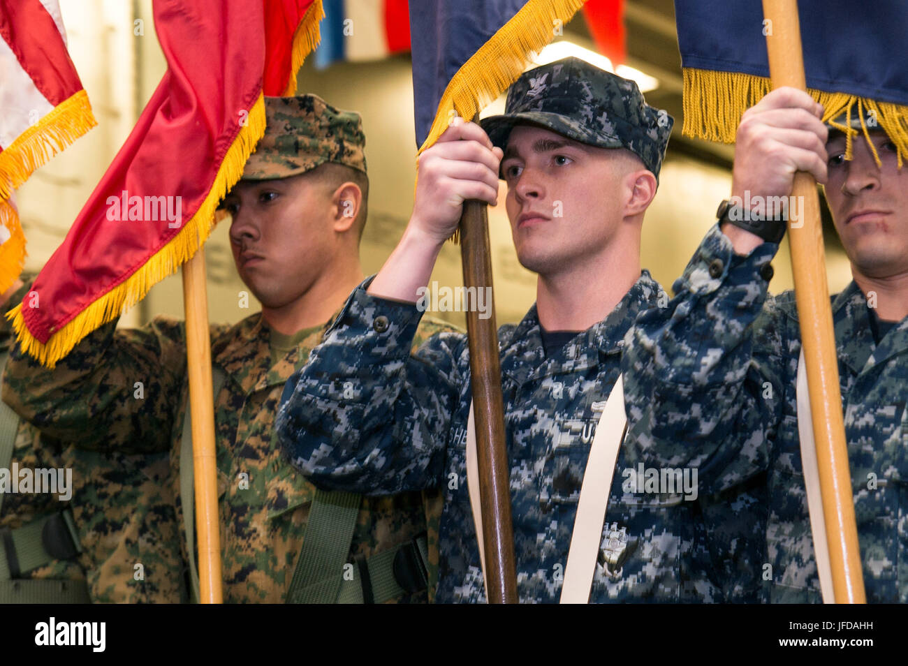 170629-N-DL434-092 CORAL SEA (29. Juni 2017) Matrosen und Marinesoldaten Stand Side-by-Side als die offiziellen Farben-Schutz für die Talisman Saber 2017 Eröffnungsfeier auf der amphibischen Angriff Schiff USS Bonhomme Richard (LHD-6). Talisman Saber ist eine Biennale USA-Australien bilaterale militärische Übung, die ein Feld Trainingsübung und Stabsrahmenübung, Interoperabilität und Antwort Kapazitäten verpflichtet die Grundsätze der US-australischen Allianz verbindet. (US Navy Foto von Massenkommunikation Spezialist Seemann Gavin Schilde/freigegeben) Stockfoto