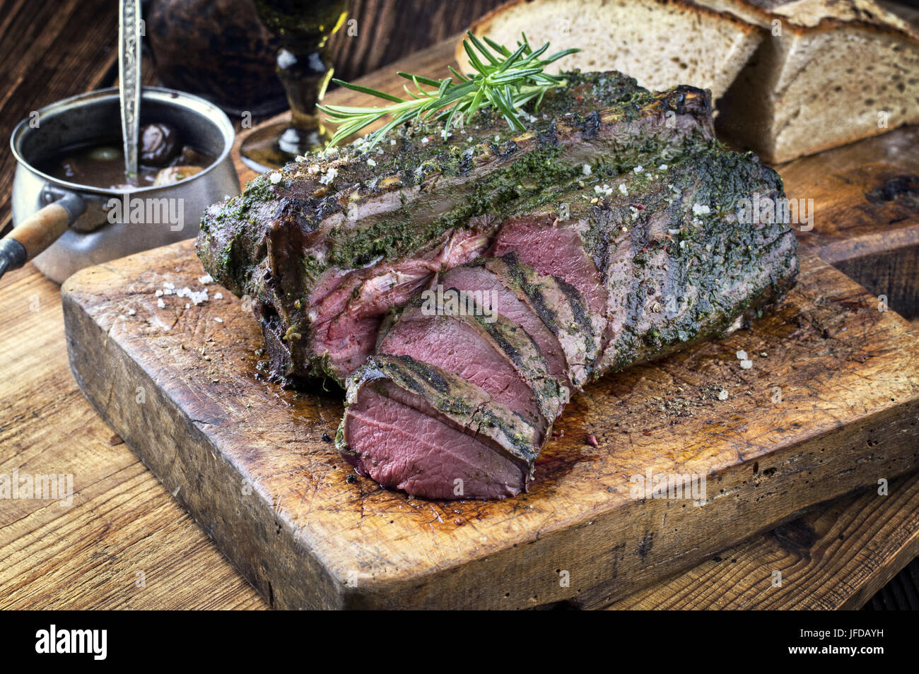 Grill Rehrücken auf Schneidebrett Stockfotografie - Alamy