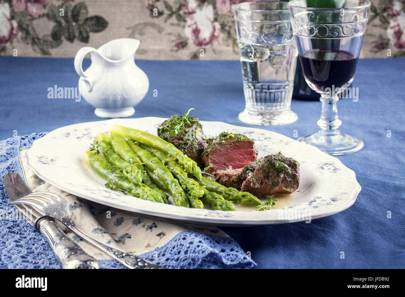 Medaillons mit grünem Spargel auf dem Teller Stockfoto