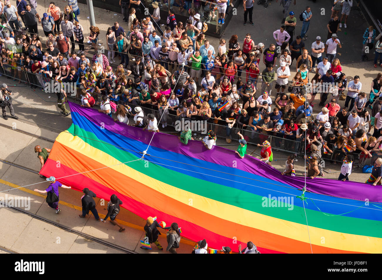 Toronto, Kanada - 25. Juni 2017: Riesen Schwule Regenbogenfahne während Toronto Pride Parade (Yonge-Dundas Square) von oben gesehen Stockfoto