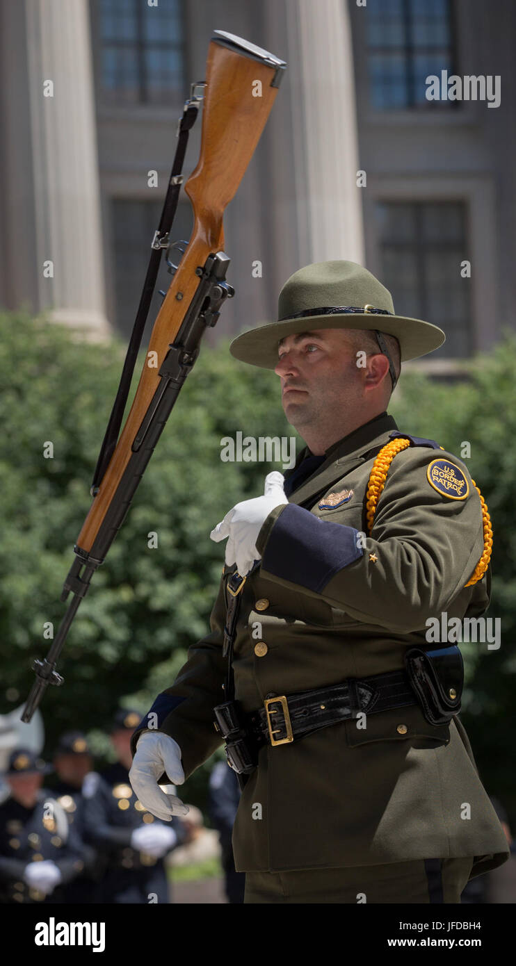 U.S. Customs and Border Protection hostet die Valor Memorial und Kranzlegung Zeremonie auf dem Woodrow Wilson Platz der Ronald Reagan Building in Washington, D.C., 16. Mai 2017. US Customs and Border Protection Stockfoto