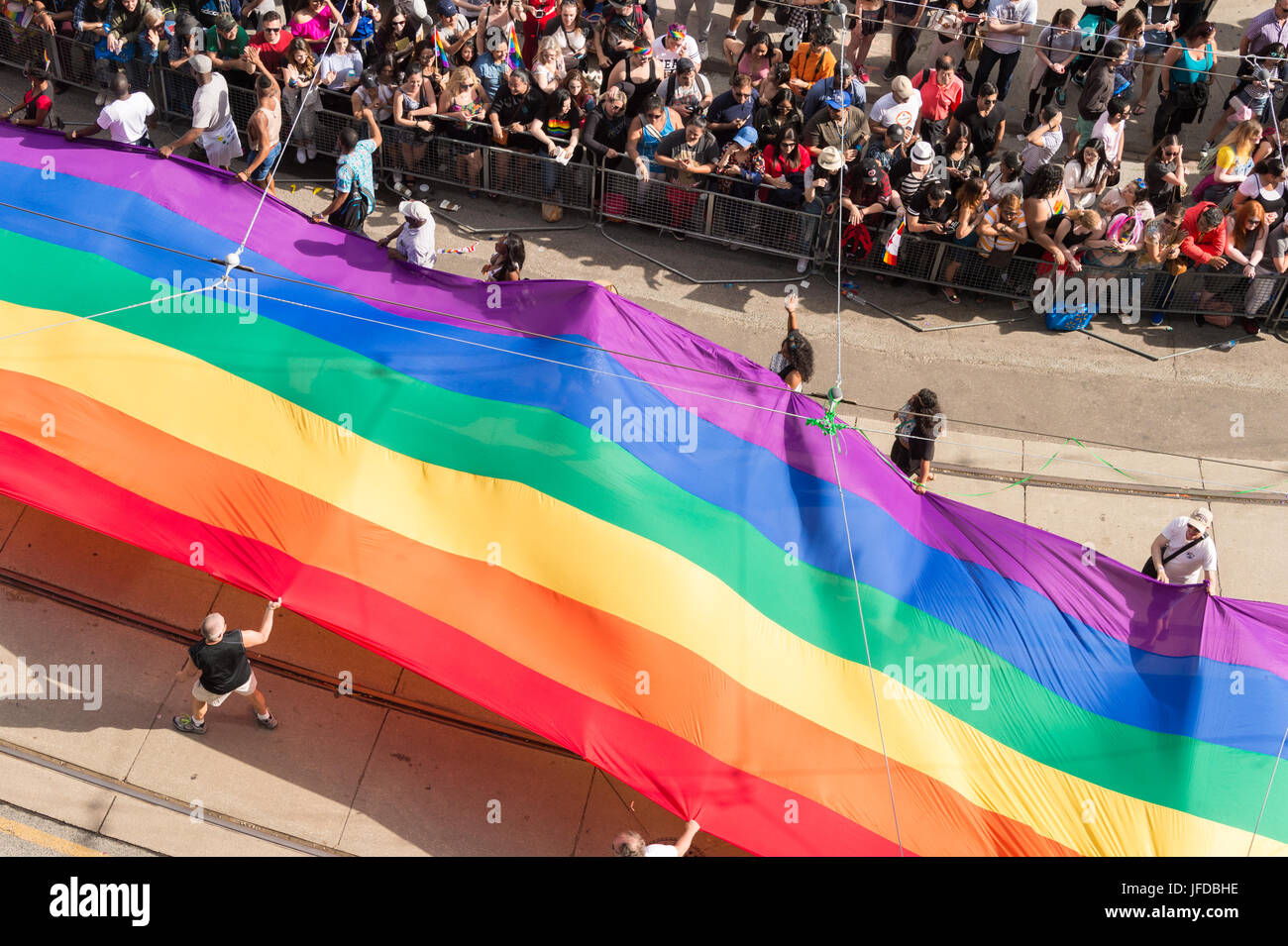 Toronto, Kanada - 25. Juni 2017: Riesen Schwule Regenbogenfahne während Toronto Pride Parade (Yonge-Dundas Square) von oben gesehen Stockfoto