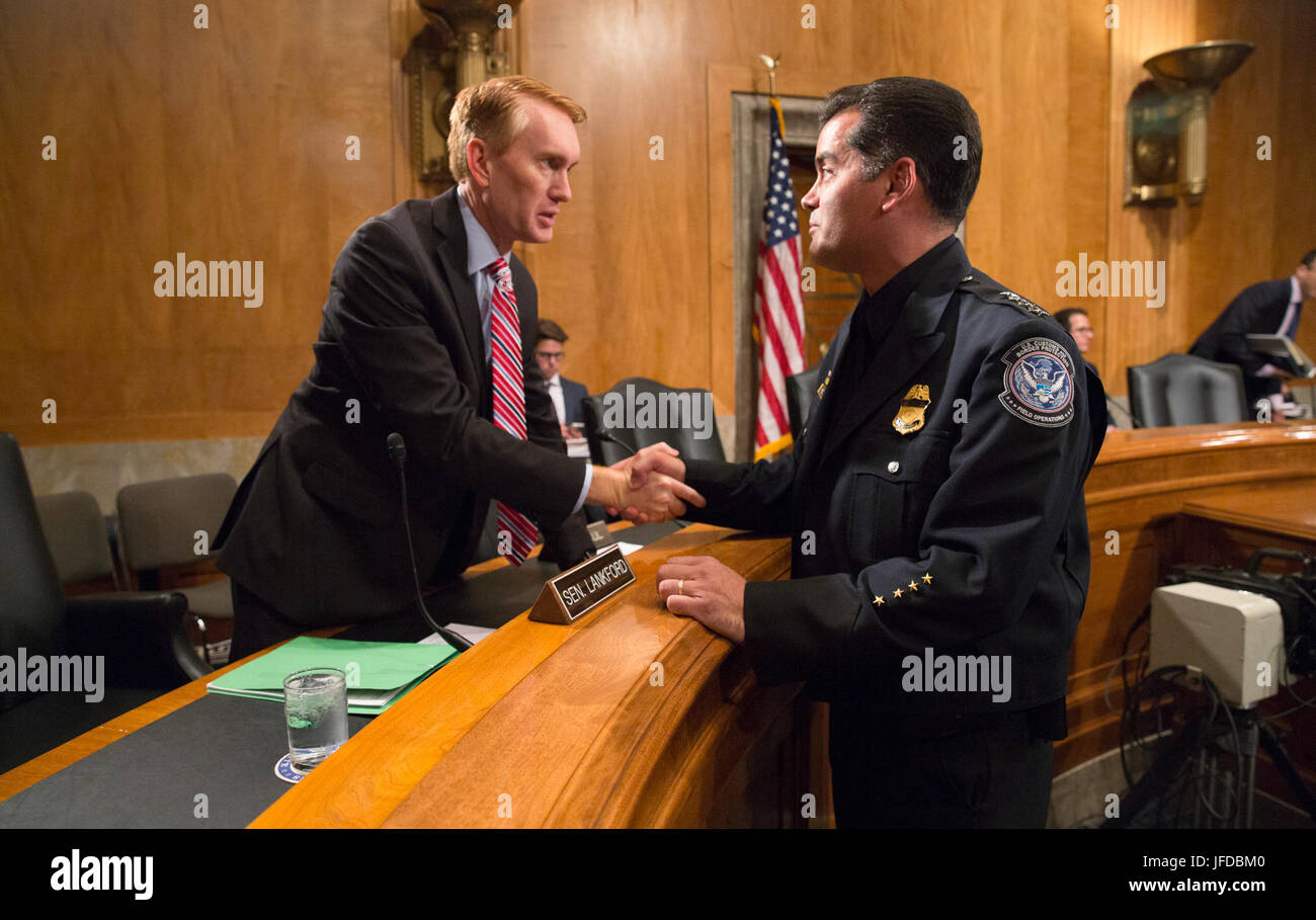 Am 25. Mai 2017 stellte sich Robert Perez, stellvertretender stellvertretender Kommissar für Operations Support beim US-Zoll und Grenzschutz, vor Senator James Lankford vor, bevor er bei der Anhörung des Senats Government Affairs Committee über die US-Strategie zur Bekämpfung synthetischer Opioide aussagte. Stockfoto