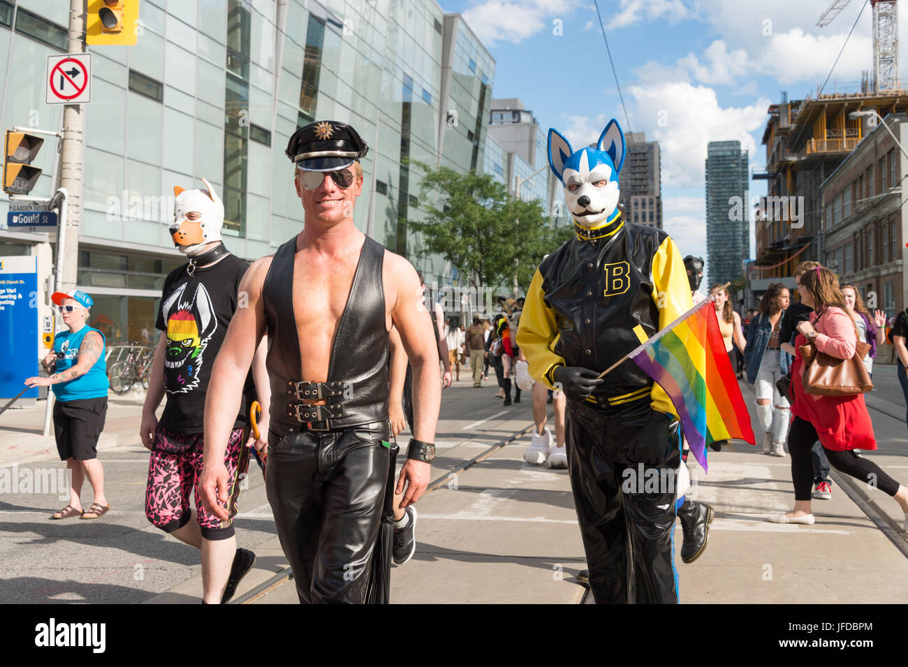 toronto-kanada-25-juni-2017-mitglieder-der-bdsm-gemeinschaft-nach-toronto-gay-pride-parade-jfdbpm.jpg