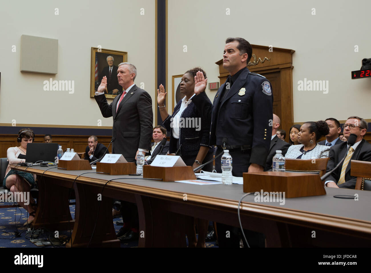 27. Juni 2017 vertreten Acting Executive Assistant Commissioner Robert Perez US Customs and Border Protection durch die Bereitstellung von Aussage vor dem Justizausschuss des House Of Representatives "HR 2851, stoppen die Einfuhr und der Handel mit synthetischen Analoga Gesetzes 2017" sprechen.  Auch die Aussage, Acting Assistant Administrator, Demetra Ashley, DEA und Kongressabgeordnete John Katko von New York 24. Wahlbezirk waren. Stockfoto