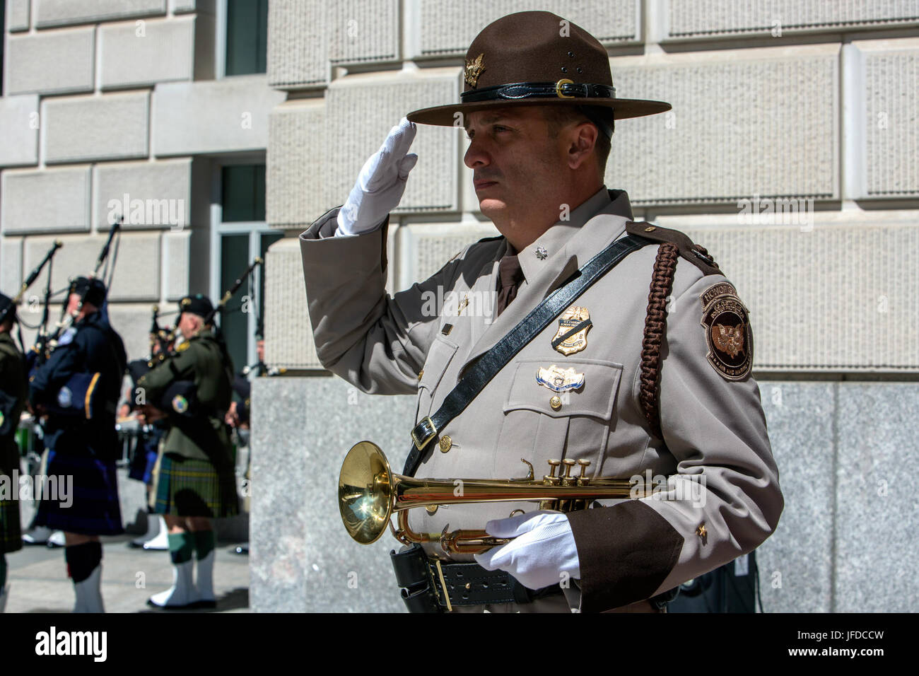 U.S. Customs and Border Protection trafen sich in einem Valor Memorial und Kranzlegung Zeremonie zu Ehren von leitenden Angestellten, Agenten und Mitarbeiter.  Es ist auch, wo sie stehen, mit Kollegen in Uniform anlässlich der nationalen Polizei-Woche zu Ehren aller Mitarbeiter der Strafverfolgungsbehörden, die ihr Leben in der Verteidigung unserer großen Nation gegeben haben. Stockfoto