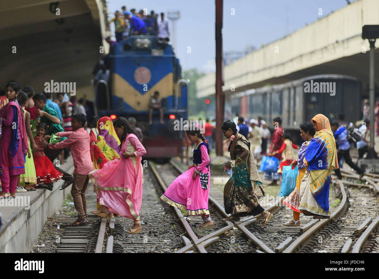 Die Menschen haben begonnen, um zurück in die Hauptstadt nach den Eid Ferien am Kamalapur, 29. Juni 2017 zu streamen. Foto: Firoz Ahmed, Dhaka, Bangladesch Stockfoto