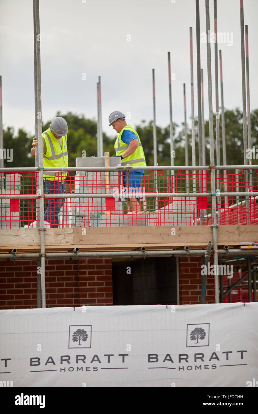 Barratt Häuser Entwicklung Bau Website Arbeiter lag bei Sandbatch, Cheshire Ziegel. Stockfoto