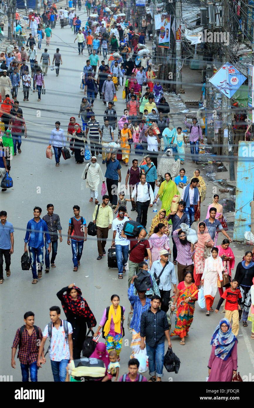 Die Menschen haben begonnen, um zurück in die Hauptstadt nach den Eid Ferien am Sadarghat, 30. Juni 2017 zu streamen. Foto: Firoz Ahmed, Dhaka, Bangladesch Stockfoto