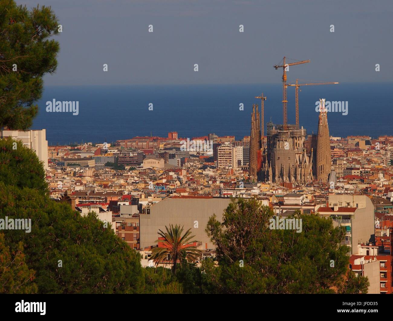 Blick auf Skyline und Sagrada Familia Barcelona bei Sonnenuntergang Stockfoto