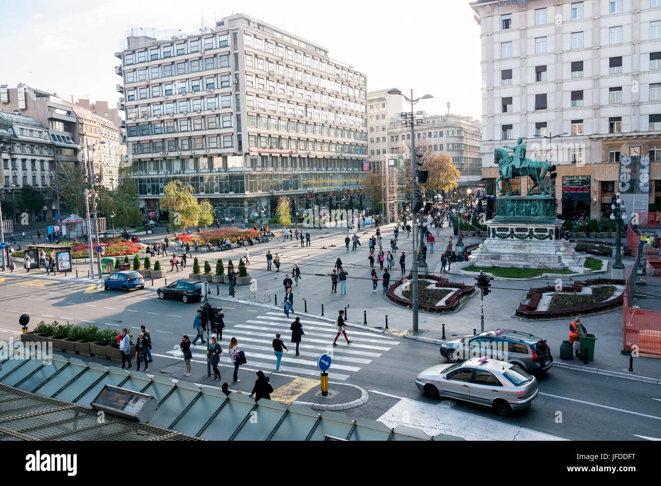 Touristen und Besucher, die Sehenswürdigkeiten auf dem Platz der Republik in Belgrade, Serbien Stockfoto