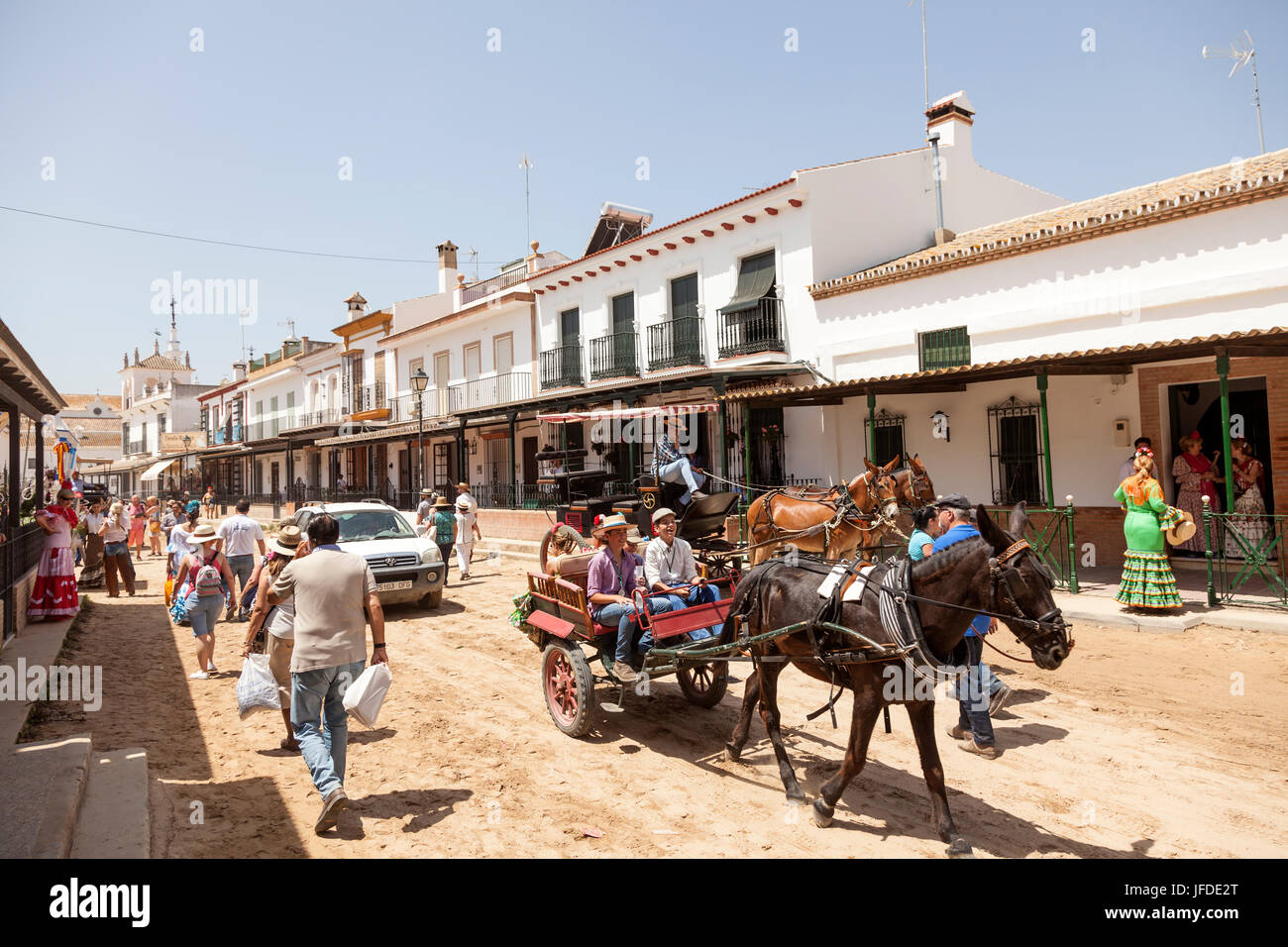 El Rocio, Spanien – 2. Juni 2017: Straße Landschaft in der Stadt El Rocio während der Wallfahrt Romeria 2017. Provinz Huelva, Andalusien, Spanien Stockfoto