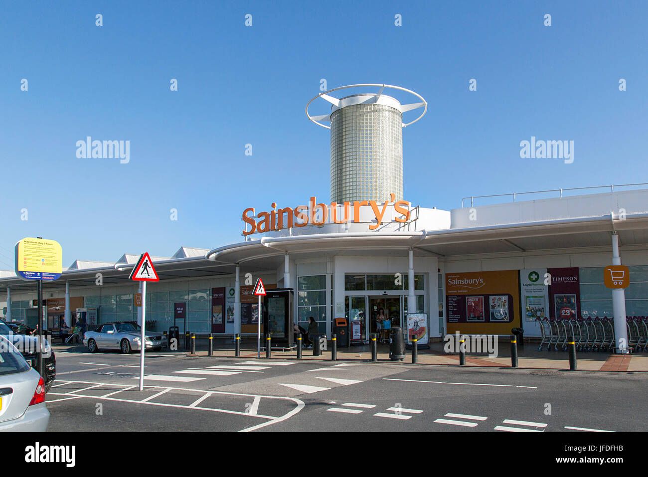 Sainsbury Supermarkt Haupteingang. Sainsbury's sind eine britische besessene Supermarktkette. Stockfoto