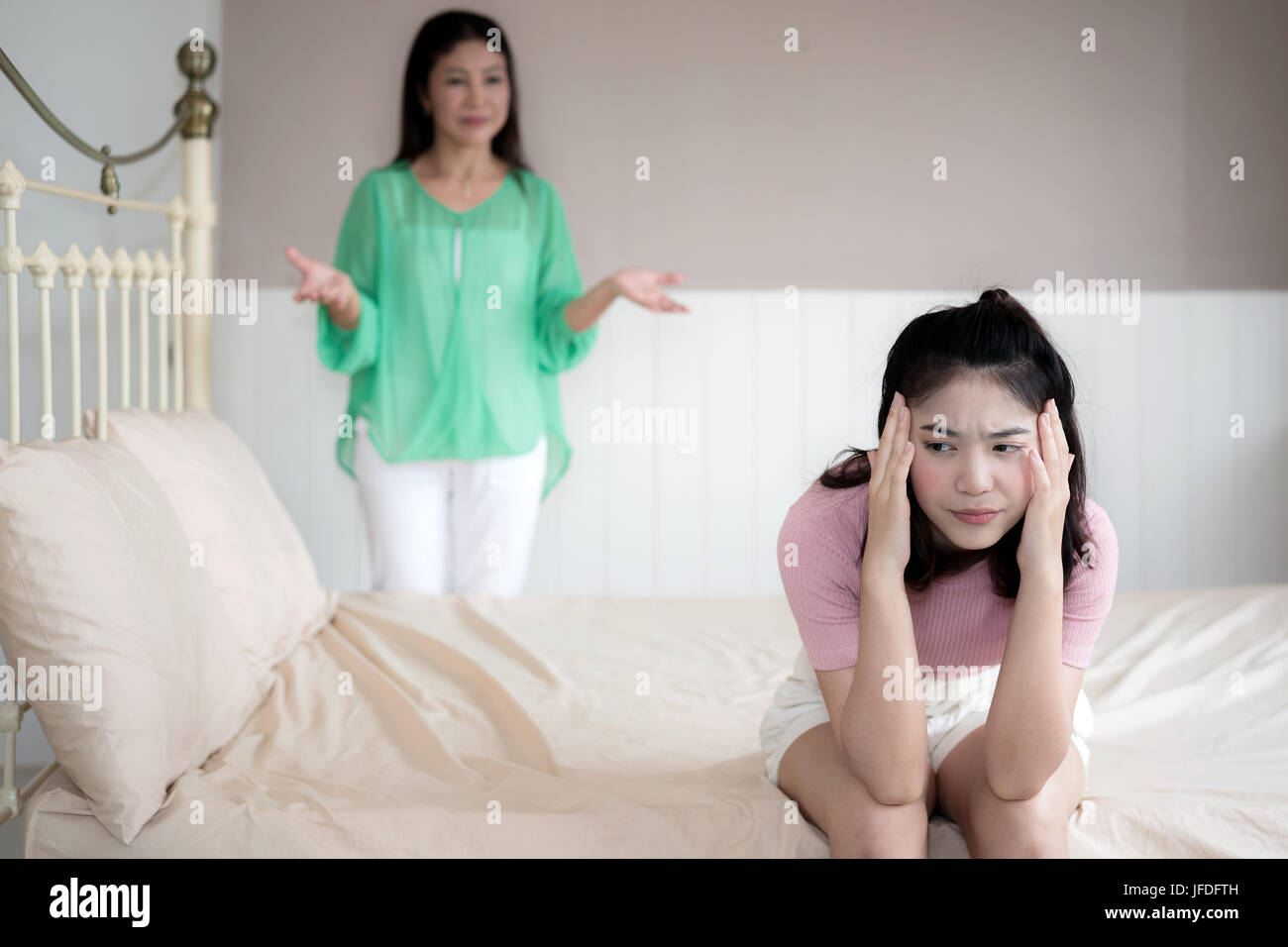 Schöne asiatische Mutter ist ihre Teenager-Tochter schelten, Mädchen ihrer Mutter ignoriert. Stockfoto