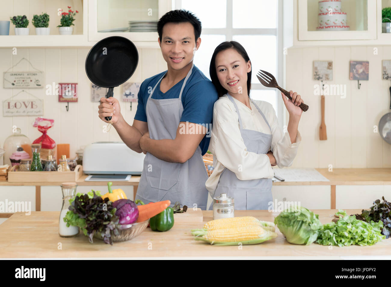 Young Asian paar Vorbereitung Essen gemeinsam am Schalter in der Küche. Glückliche Liebe paar Konzept. Stockfoto