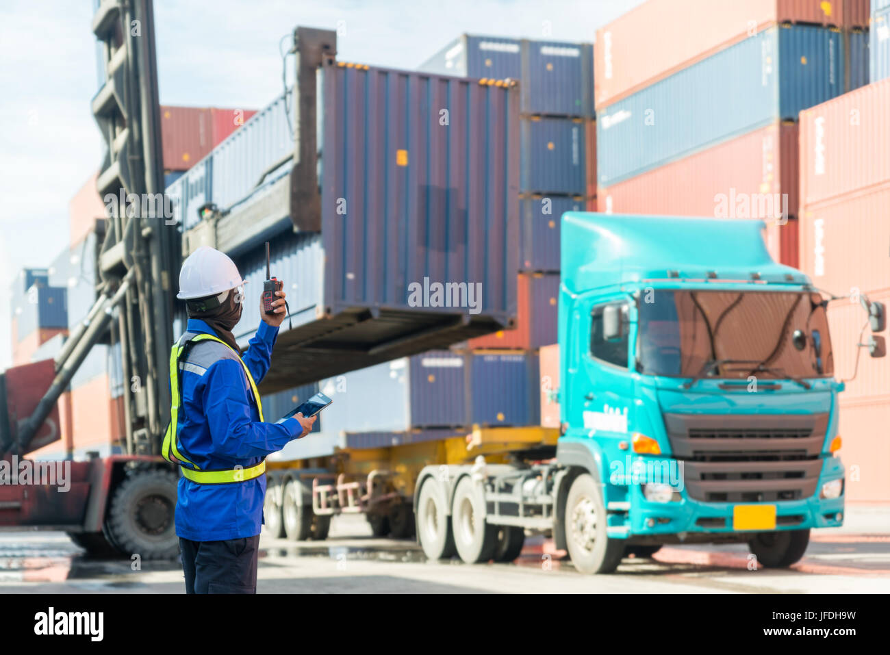 Vorarbeiter-Steuerelement laden Container box von Fracht Frachtschiff für Logistik Export Hintergrund importieren. Stockfoto