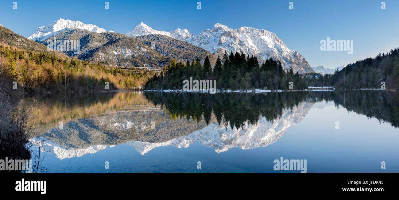 Panorama der Berge in Bayern symmetrischen Spiegelung im See Stockfoto