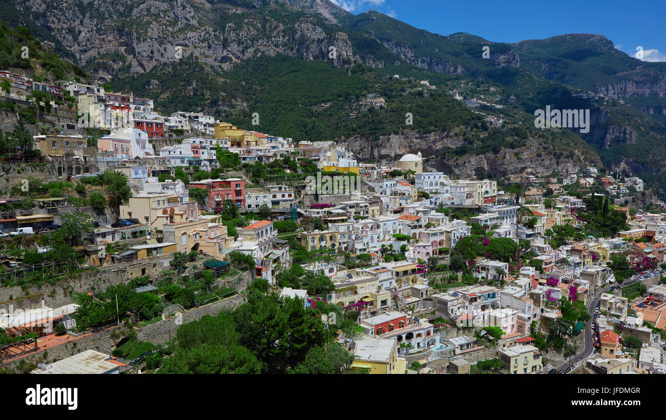 Eines der besten Resorts Italiens mit alten bunten Villen am Steilhang, schöner Strand, zahlreiche Yachten und Boote im Hafen und mittelalterliche Türme entlang der Küste, Positano. Stockfoto