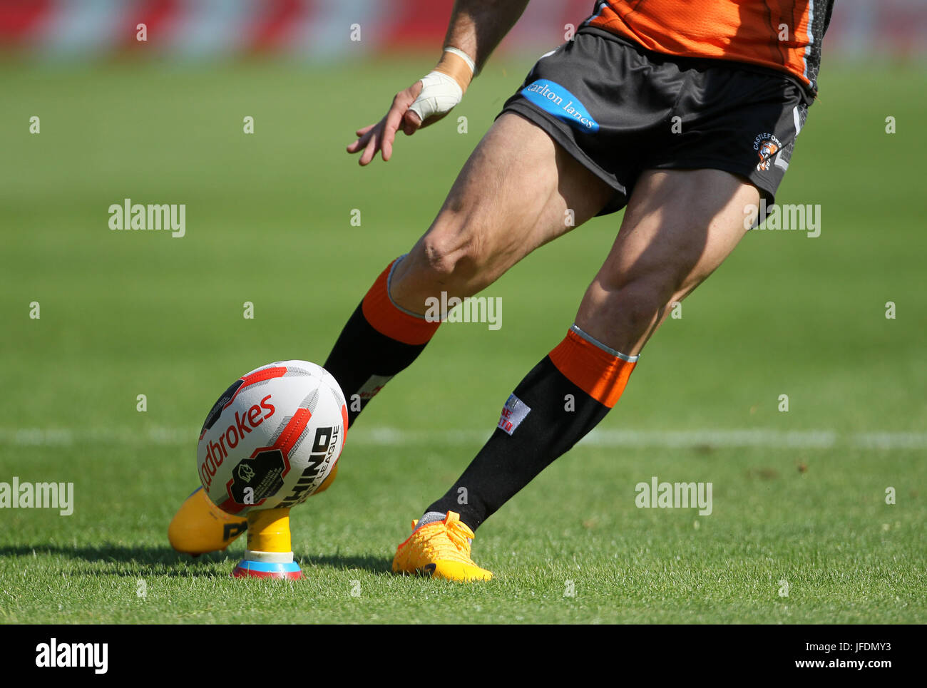 Castleford Tigers Luke Gale tritt eine Konvertierung Stockfoto