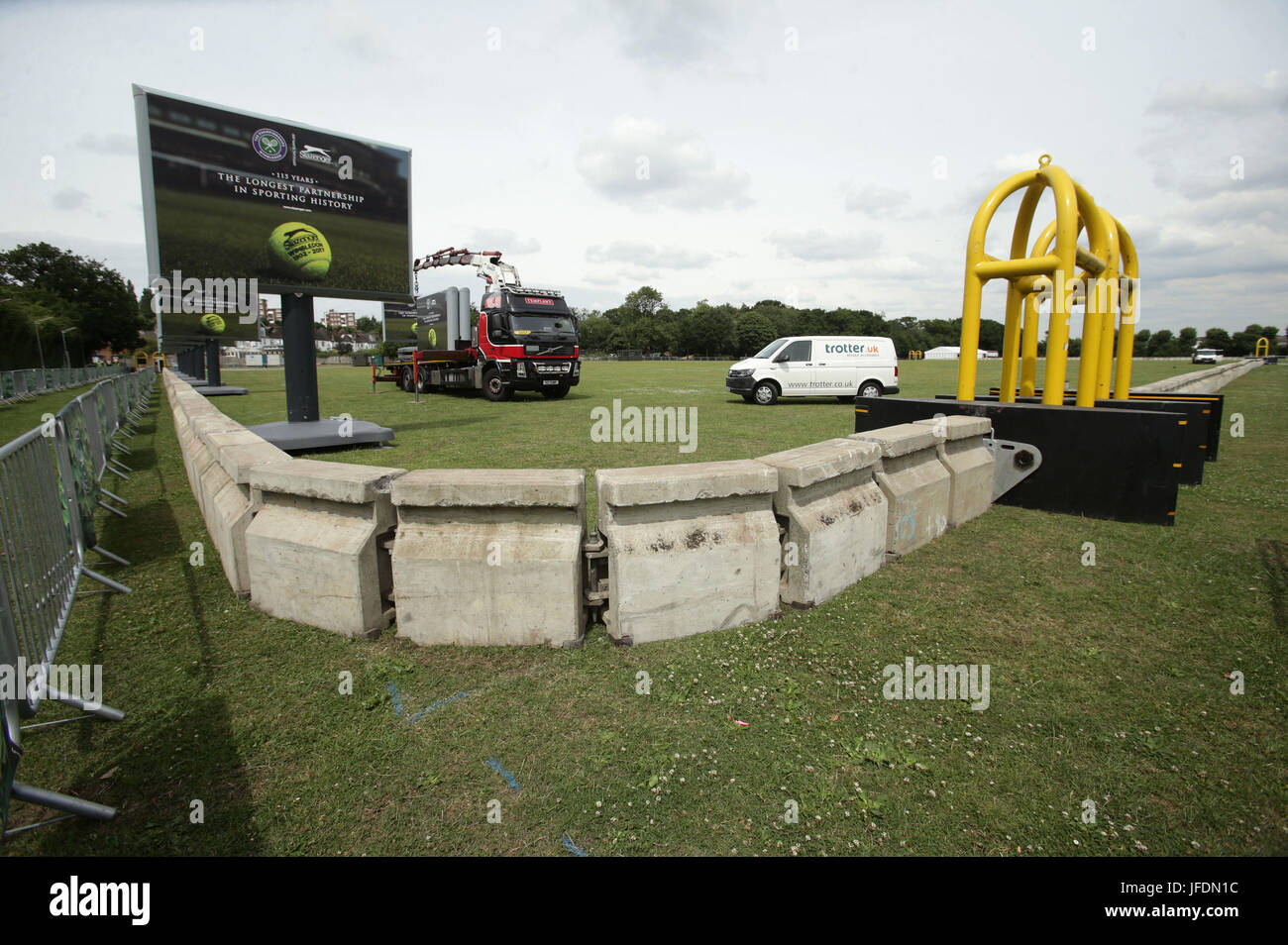 Sicherheitssperren und Blöcke auf Parkplatz 10 in Wimbledon Park, vor dem Wimbledon Tennisturnier bei den All England Tennis Club, im Südwesten von London. Stockfoto