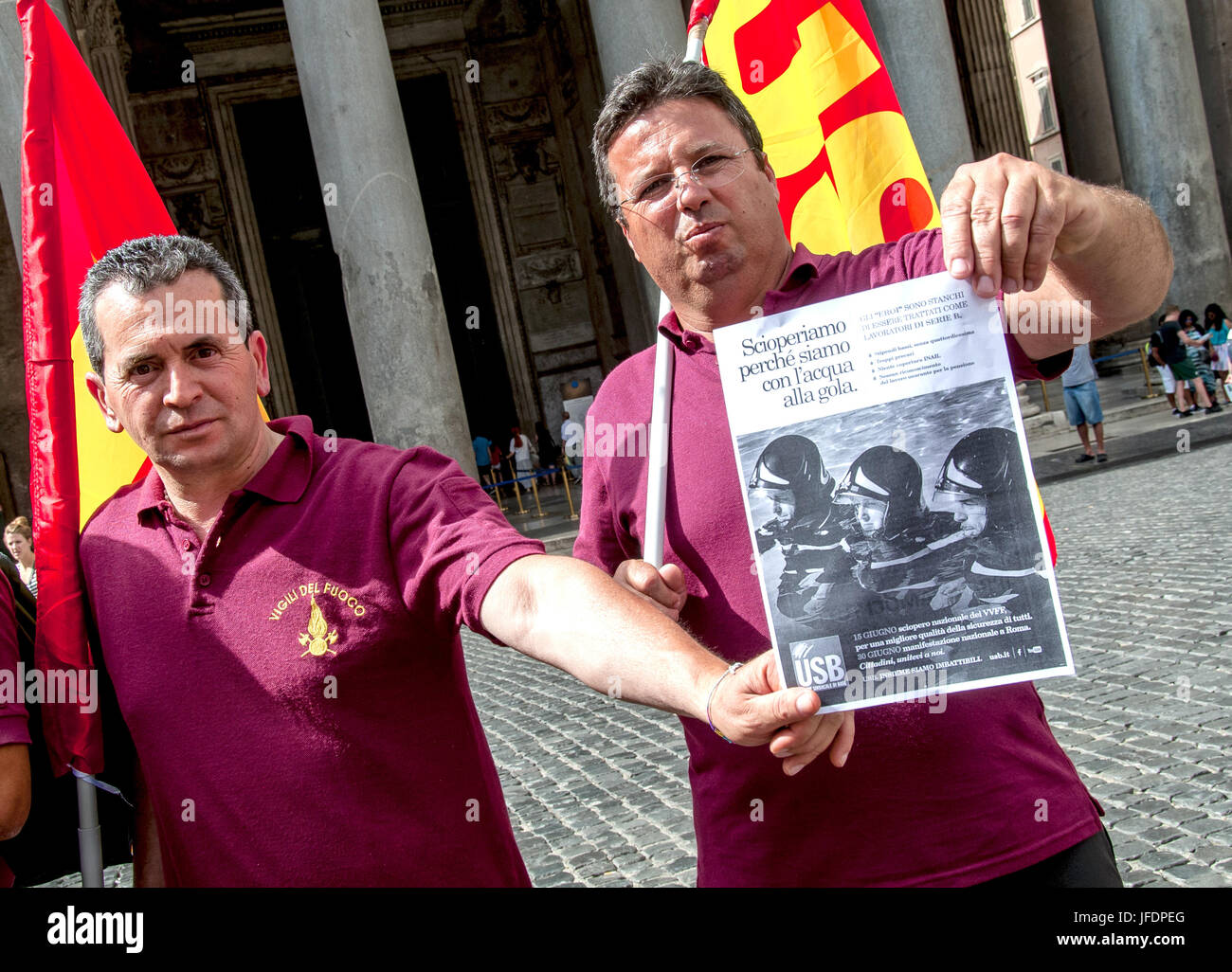 Rom, Italien. 30. Juni 2017. Protest der Feuerwehren im Pantheon zu behaupten, Rechte und die Zukunft. Offiziere Protest gegen Marianna Madia Ministers Karriere Reform, Arbeitslosigkeit Vertrag seit 2009, Abteilung Politik in Rekrutierung und Stabilität Prävention, vorhandene medizinische Versorgung, Sicherheit am Arbeitsplatz, schlechte Ausrüstungund Mittel der Dienst jetzt reduziert bis auf die Knochen. Bildnachweis: Patrizia Cortellessa/Pacific Press/Alamy Live-Nachrichten Stockfoto