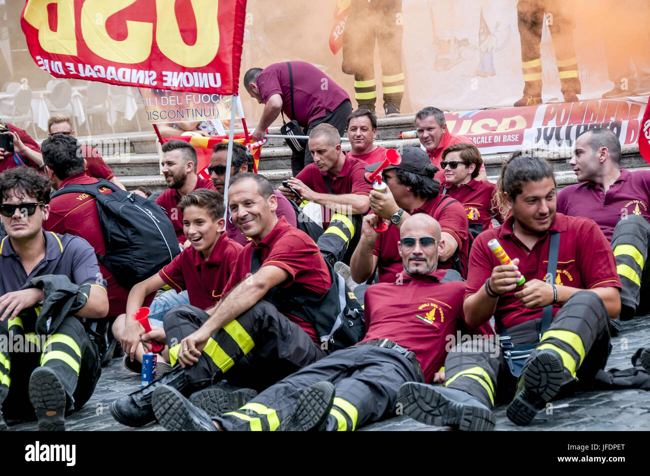 Rom, Italien. 30. Juni 2017. Protest der Feuerwehren im Pantheon zu behaupten, Rechte und die Zukunft. Offiziere Protest gegen Marianna Madia Ministers Karriere Reform, Arbeitslosigkeit Vertrag seit 2009, Abteilung Politik in Rekrutierung und Stabilität Prävention, vorhandene medizinische Versorgung, Sicherheit am Arbeitsplatz, schlechte Ausrüstungund Mittel der Dienst jetzt reduziert bis auf die Knochen. Bildnachweis: Patrizia Cortellessa/Pacific Press/Alamy Live-Nachrichten Stockfoto