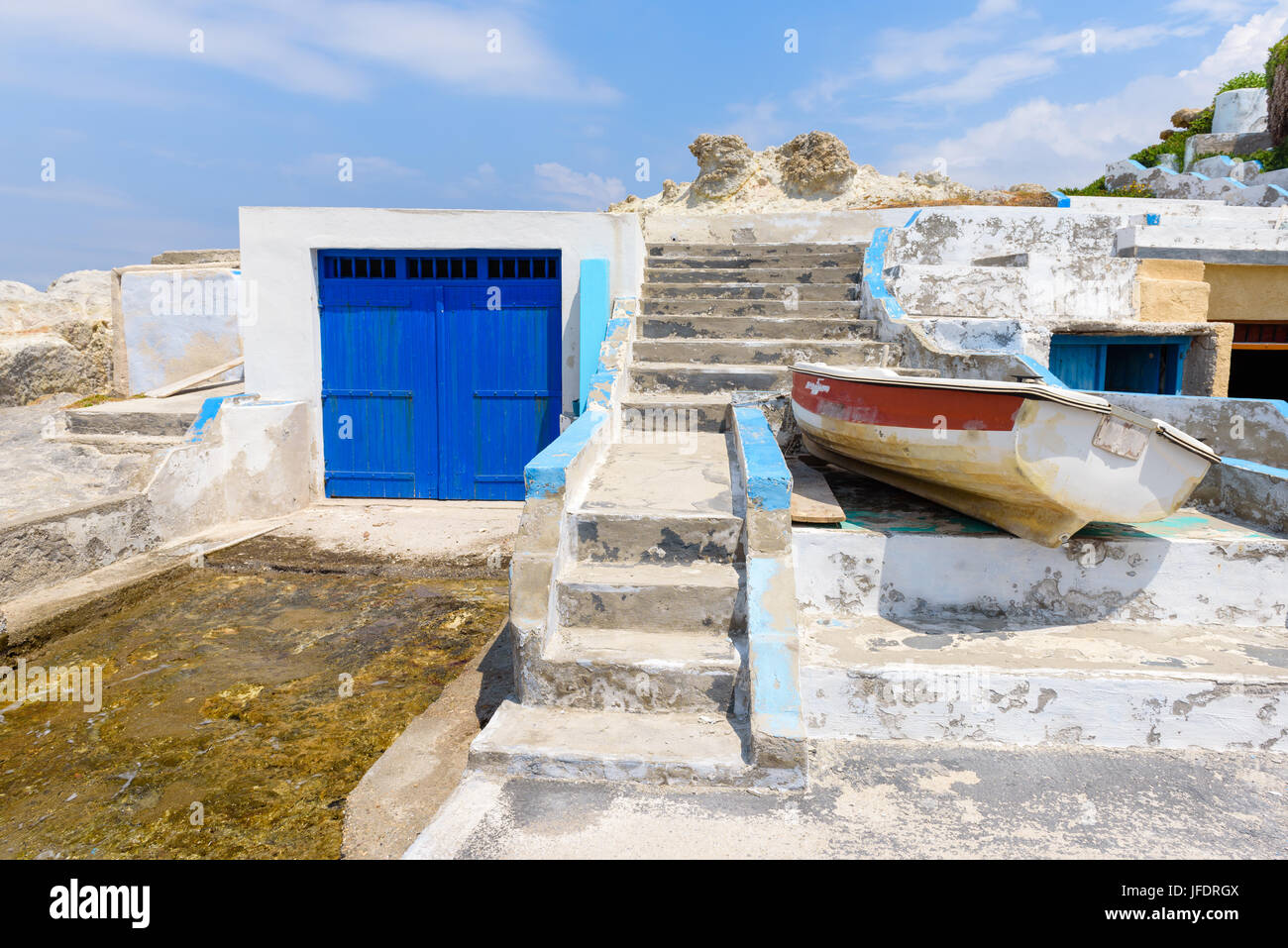 Bunte Bootshäuser (aneinandergereihten) in Mandrakia Dorf auf der Insel Küste von Milos, Kykladen, Griechenland. Stockfoto