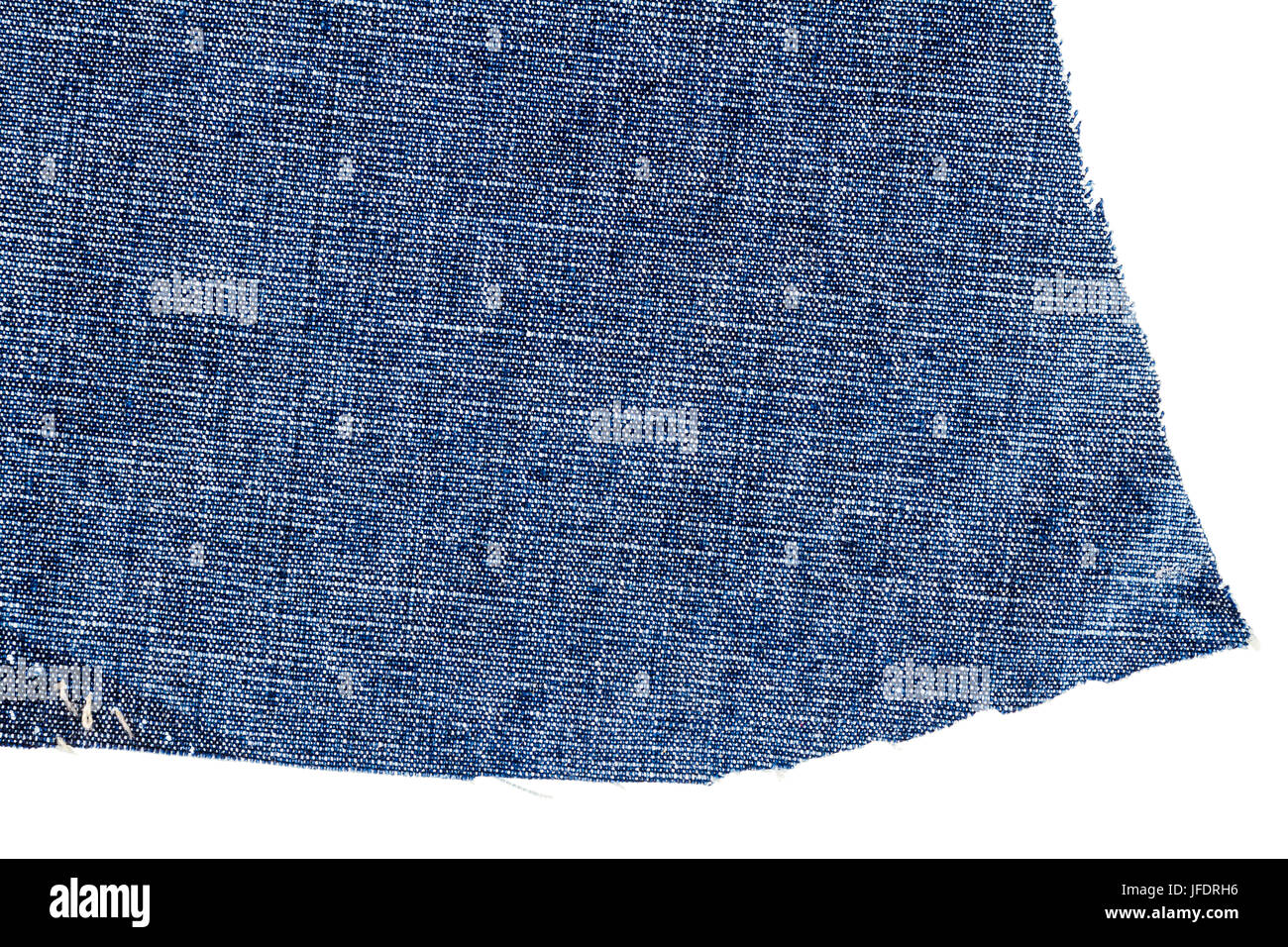 Stück dunkelblaue Jeansstoff isoliert auf weißem Hintergrund. Ungleichmäßige Kanten. Stockfoto