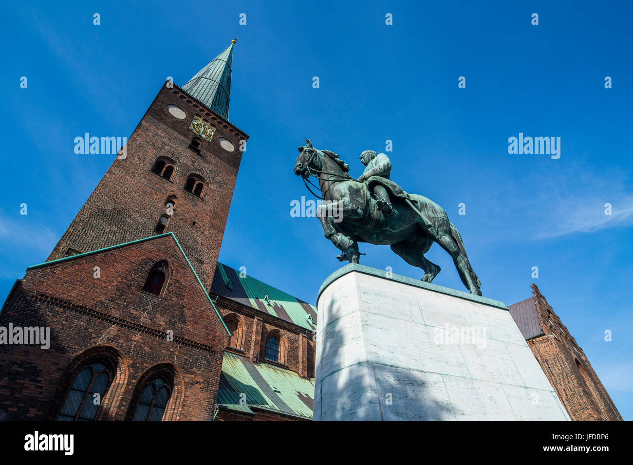 Pferd Reiten-Denkmal vor der Aarhus Kathedrale in Aarhus, Dänemark Stockfoto