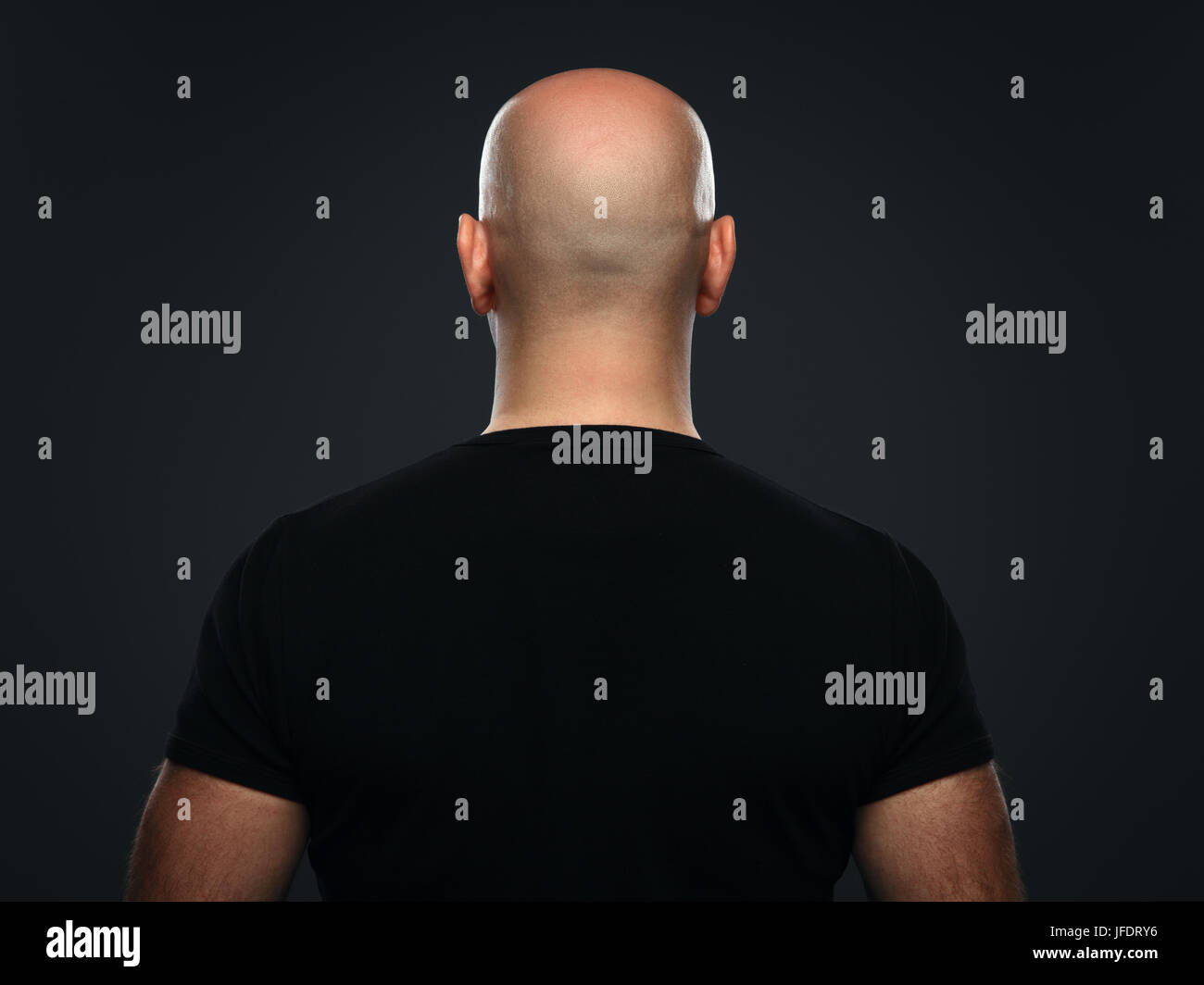 Glatzkopf in ein T-shirt Stockfoto