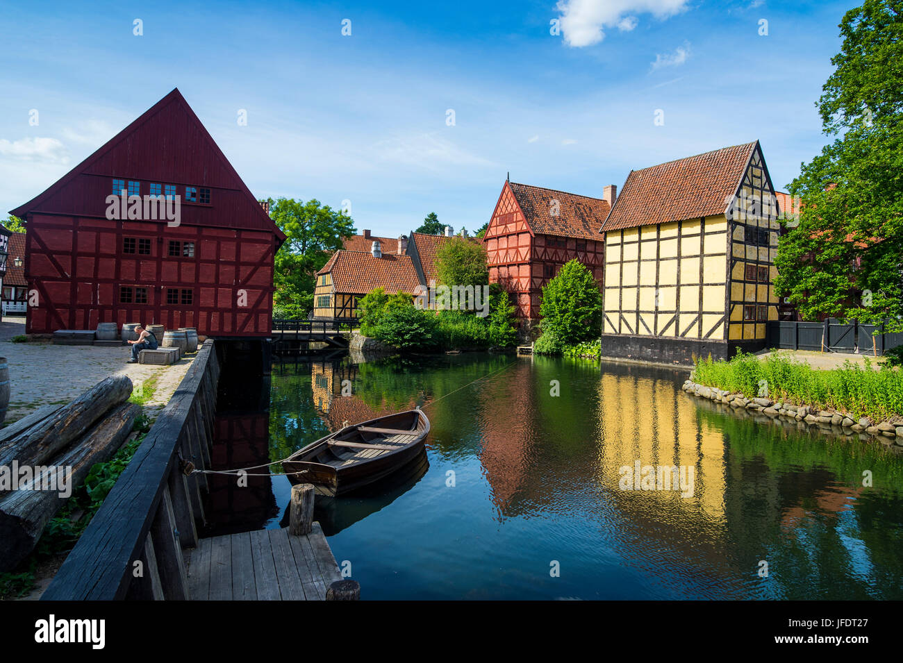 Kleines Boot in einem Teich in der Altstadt Den Gamle By