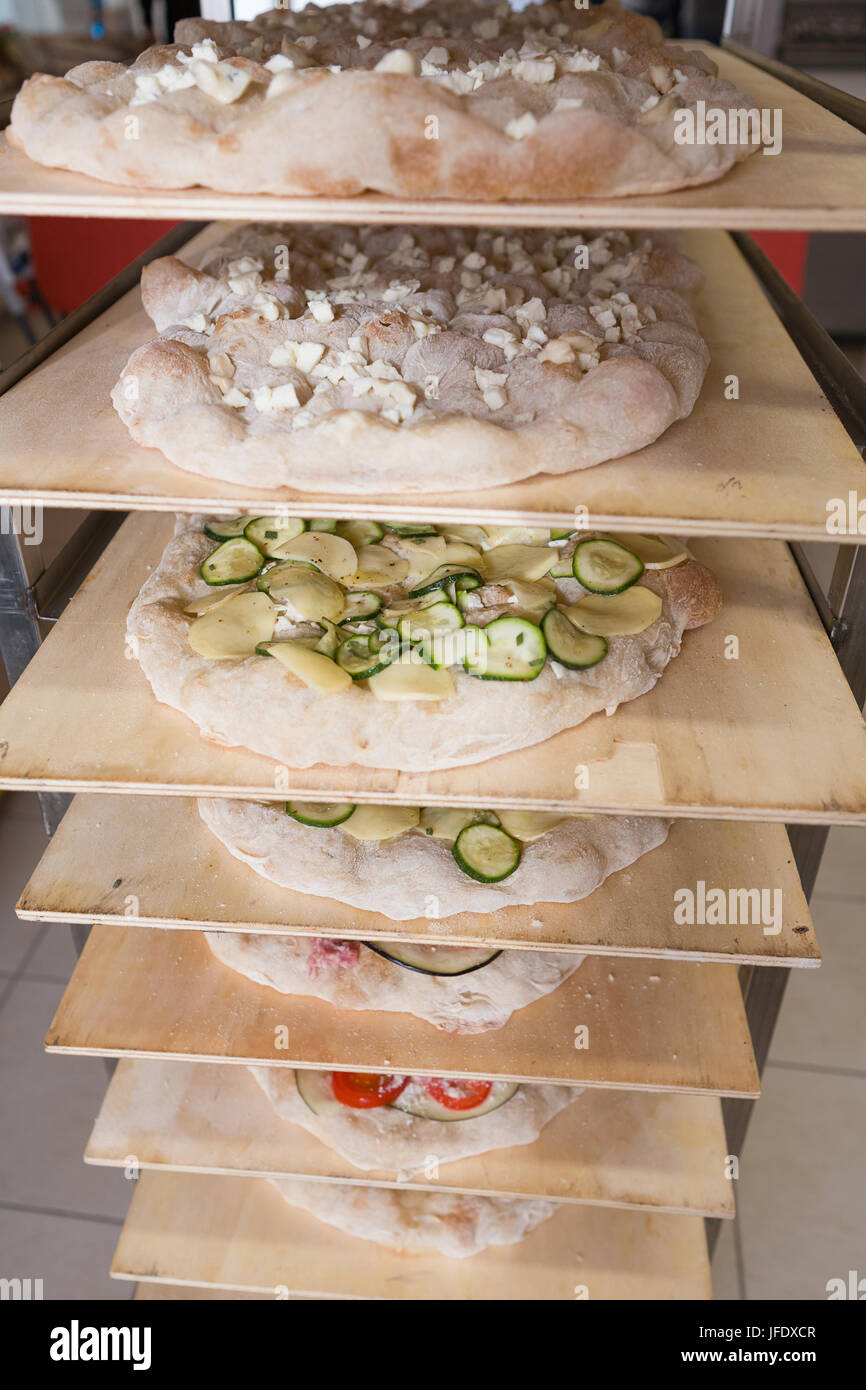 Warme Pizza auf einem Rack Stockfoto