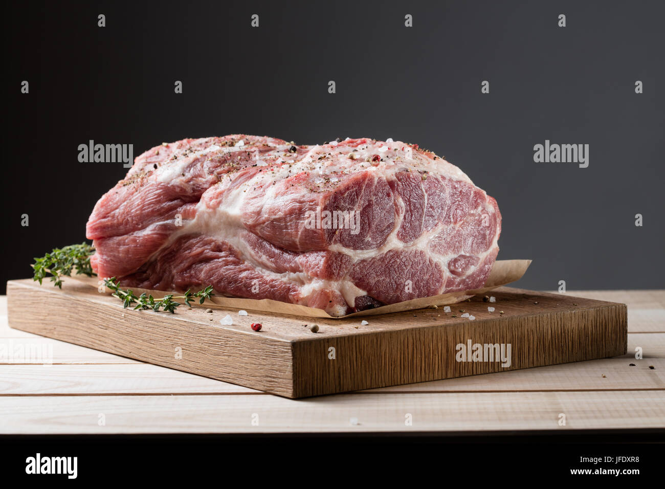 Foto von rohem Fleisch. Schweinerücken mit Kräutern Stockfoto