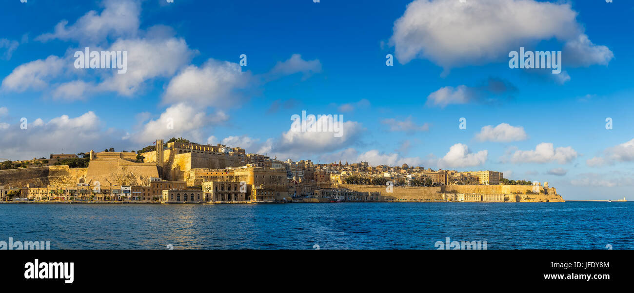 Valletta, Malta - Panorama Skyline Blick auf die Hauptstadt von Malta mit Grand Harbour und blauer Himmel mit Wolken Stockfoto