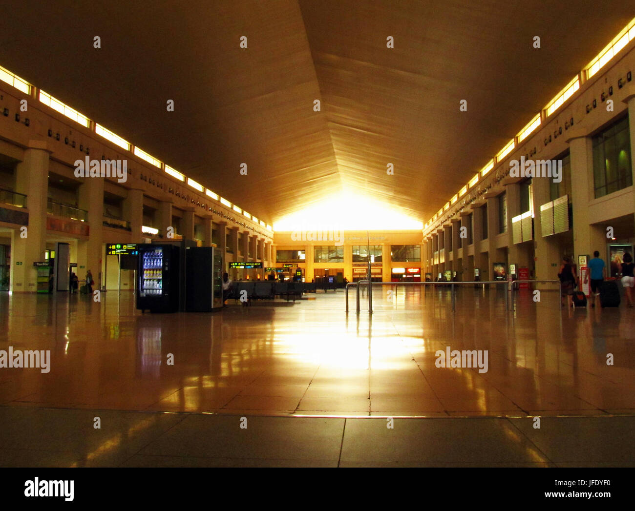 Der Flughafen von Malaga, Spanien 27. Mai 2012: fast leeren Innenraum von Málaga Flughafen am Sonntag mit goldenem Licht durch Dachfenster Stockfoto