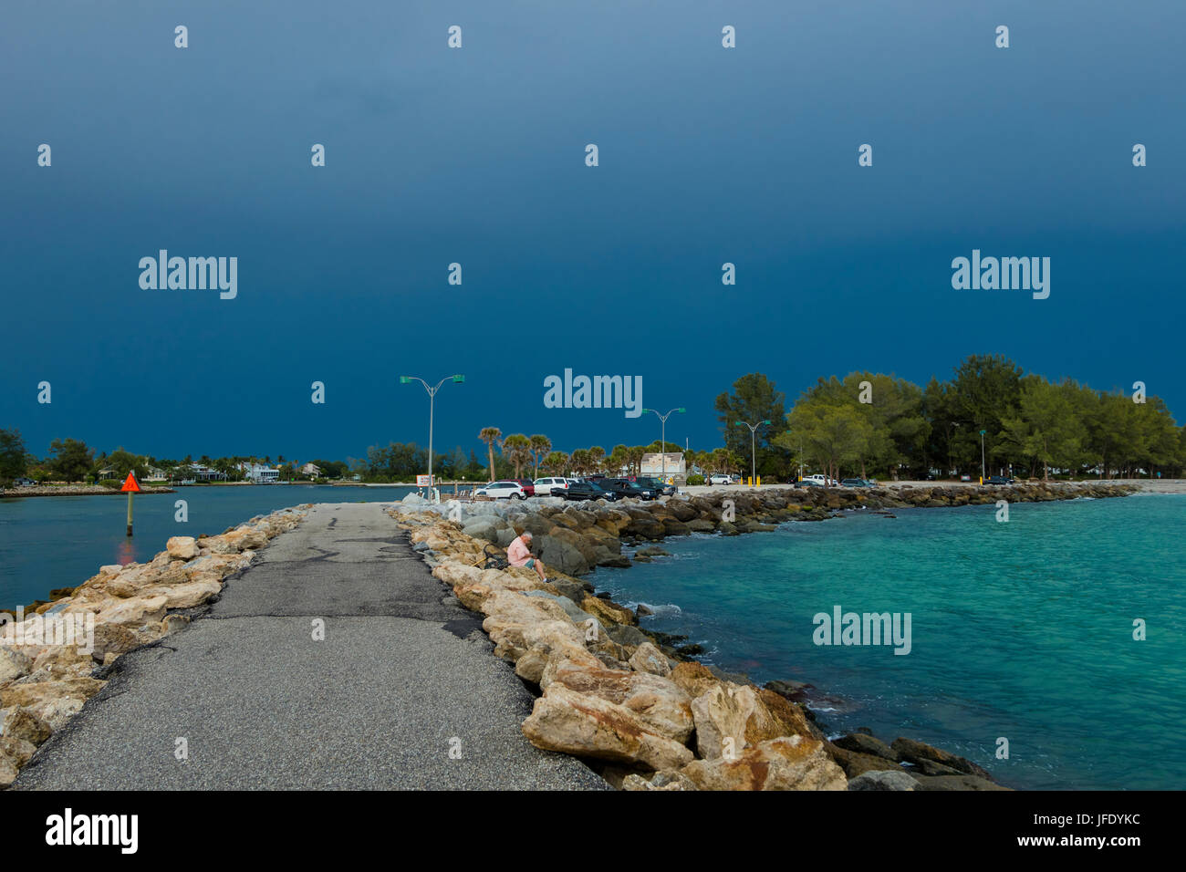 Dunkle Sturm Himmel über Venedig Floridas am Golf von Mexiko von der Süd-Anlegestelle Stockfoto