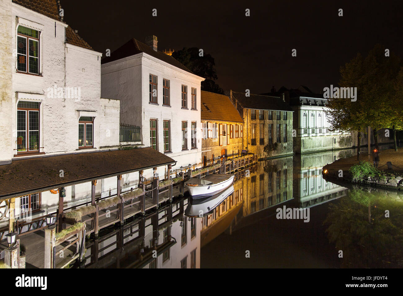 Gebäuden reflektiert am Dijver Kanal in Brügge, Belgien. Stockfoto
