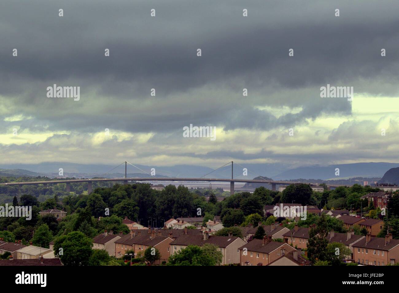 Erskine Bridge und Dunbarton Rock gesehen von Clydebank Stockfoto