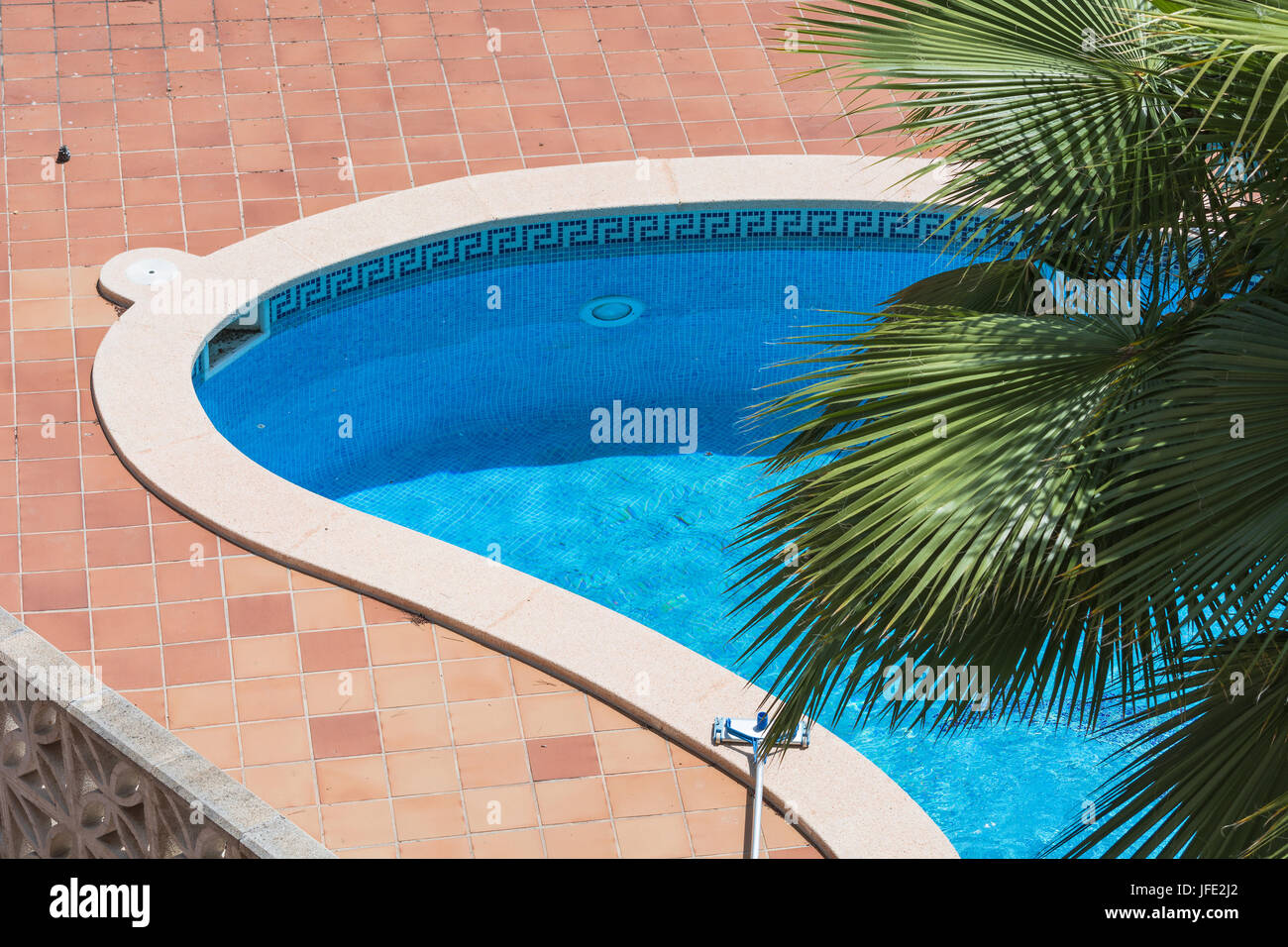 Schwimmbad mit blauen Kacheln Stockfoto