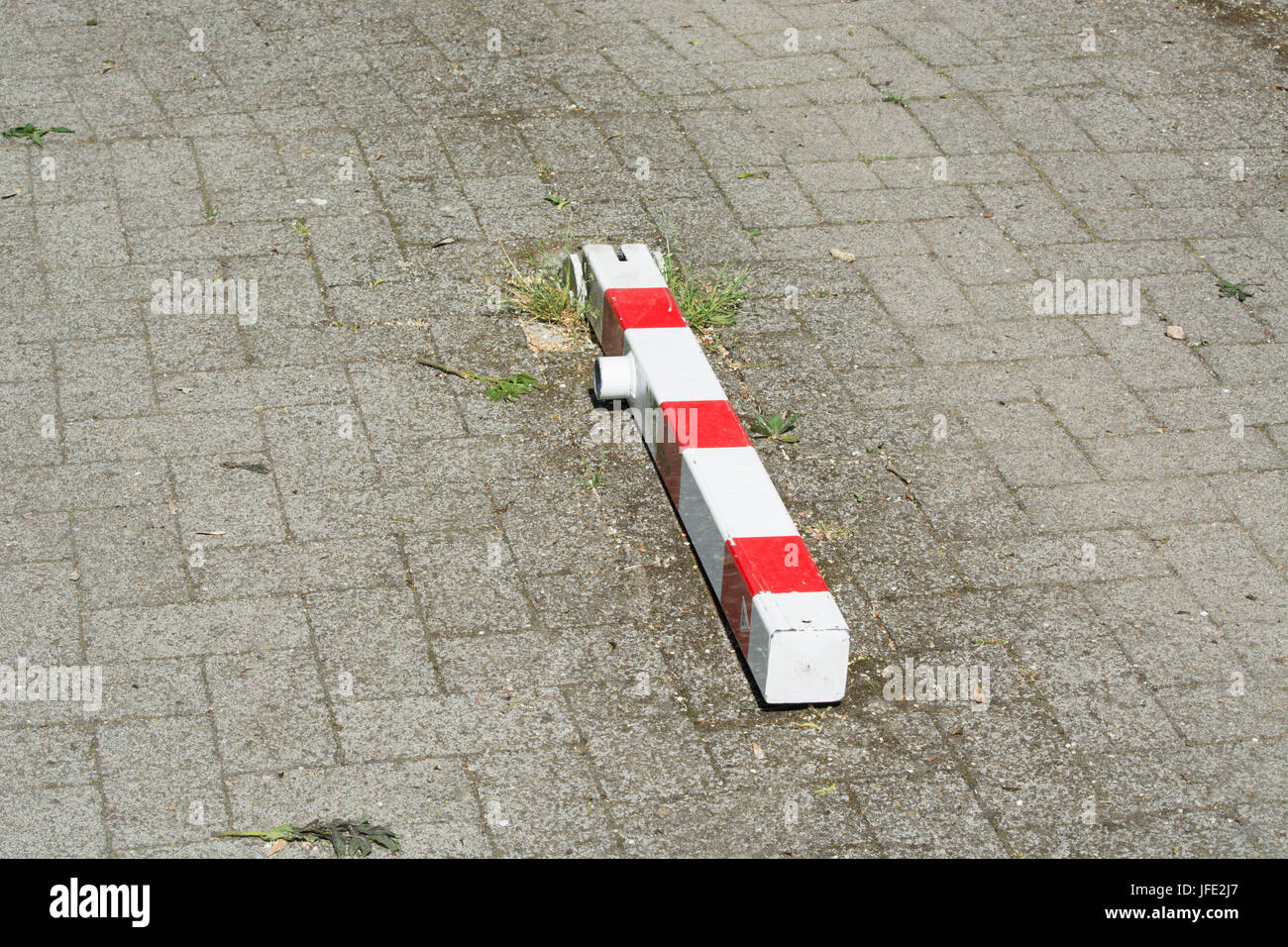 Lügen rot weiß gestreift Poller Stockfoto