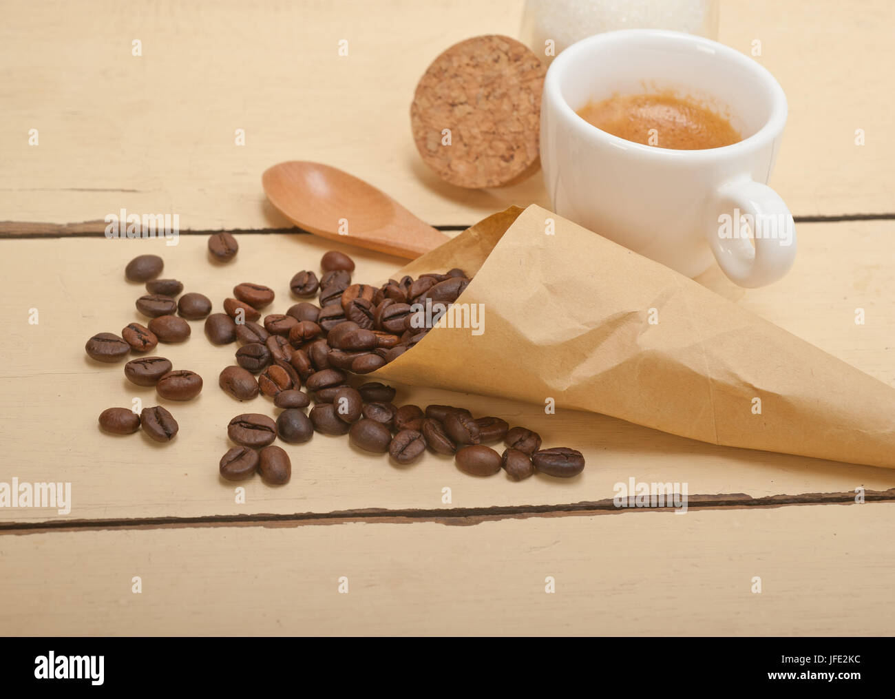 Espresso-Kaffee und Bohnen Stockfoto