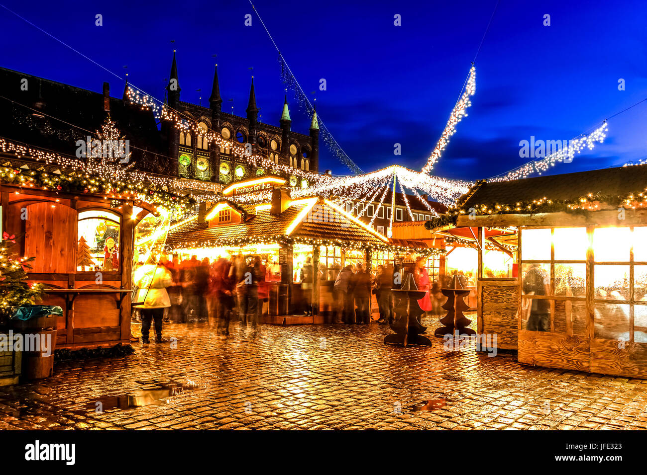 Kioske mit traditionellen Speisen auf dem Weihnachtsmarkt von Lübeck, Deutschland Stockfoto