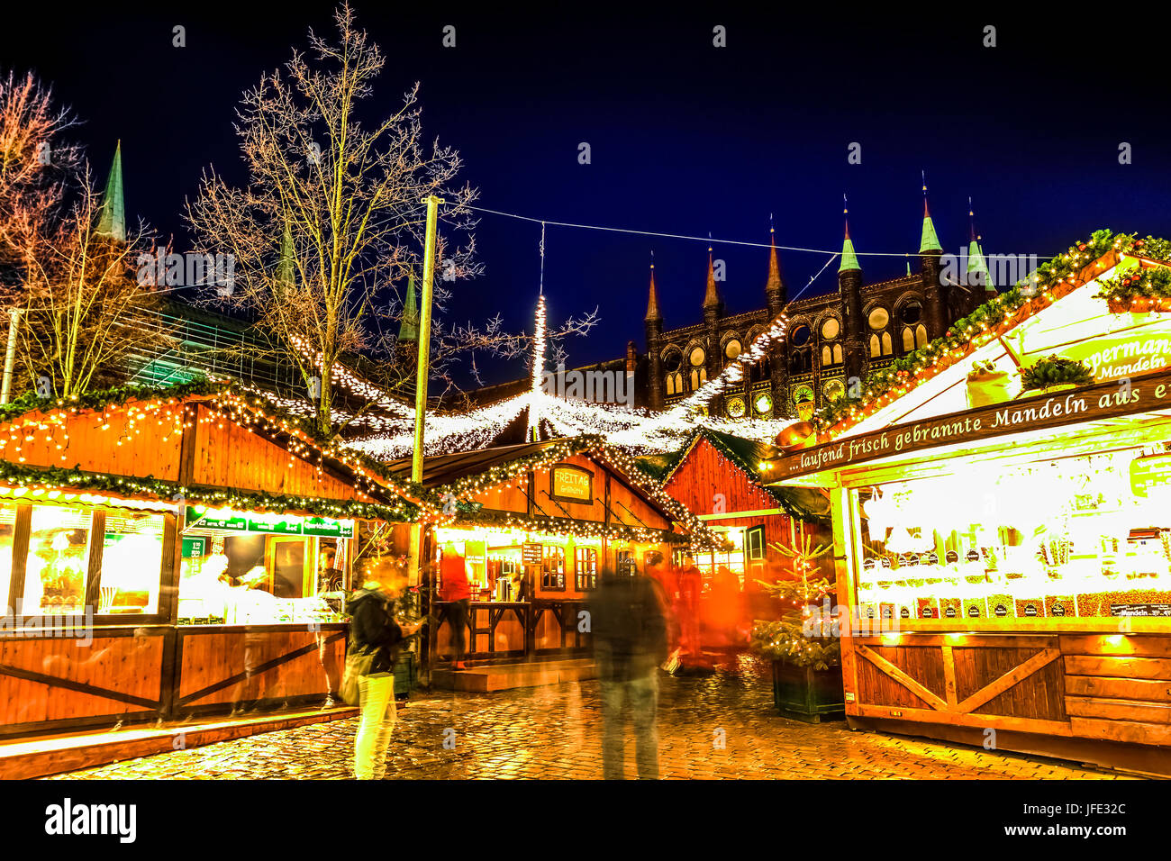 Kioske mit traditionellen Speisen auf dem Weihnachtsmarkt von Lübeck, Deutschland Stockfoto